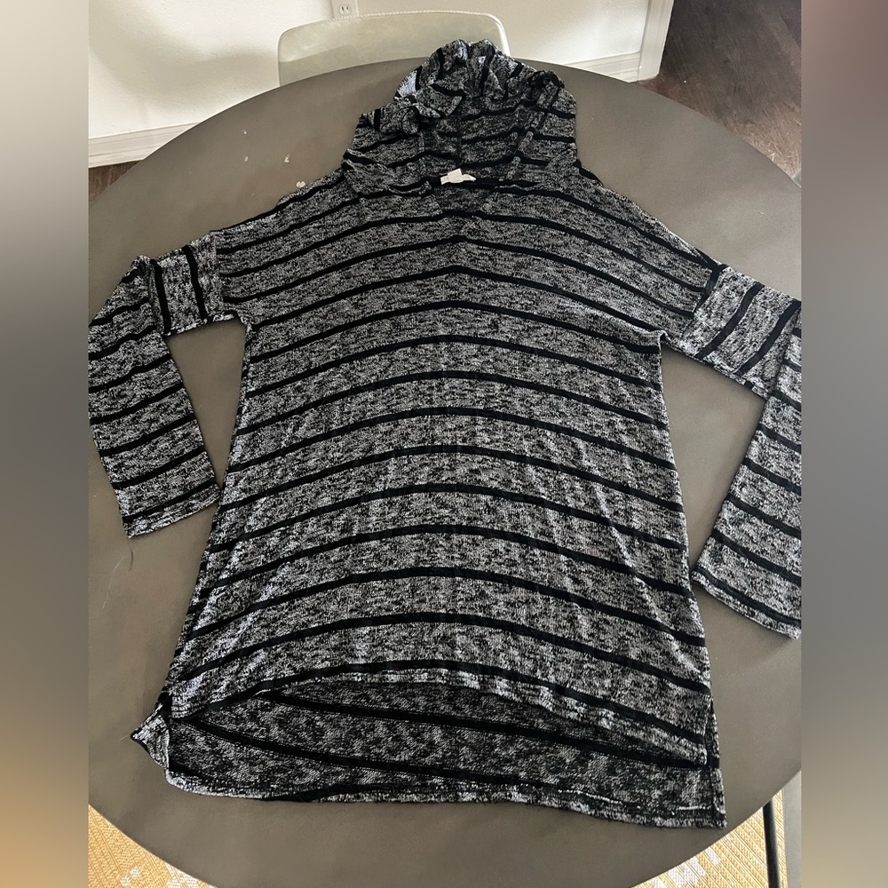 Loveriche Women’s Heathered Black and Gray Longsleeve Tunic Hoodie, size L